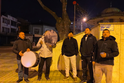 Bursa'da vatandaşlar ilahiler ve beyitlerle sahura kalktı