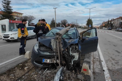 Çarptığı aydınlatma diğeri otomobilin üzerine devrildi