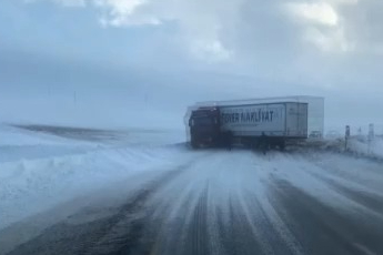 Karlı yolda kayan tır ulaşıma engel oldu