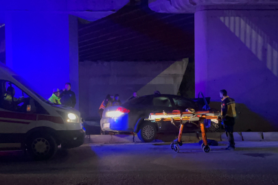 Kontrolden çıkan otomobil köprünün kolonuna saplandı