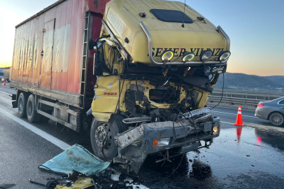Kuzey Marmara Otoyolu'nda kamyon tıra arkadan çarptı