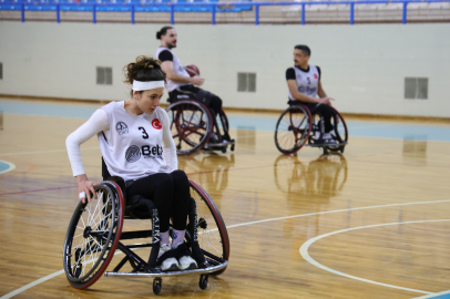 Motosiklet kazasında engelli kalan genç kız, hayata basketbolla tutundu