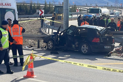 Otomobil bariyerlere ok gibi saplandı