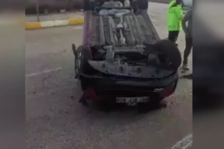 Takla atan araçtan burnu bile kanamadan kurtuldu