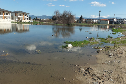 Kanalizasyon şebekesi çöktü inşaatlar su içinde kaldı