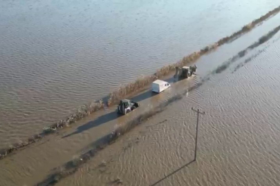 Karacabey'de dere taştı, yol sular altında kaldı