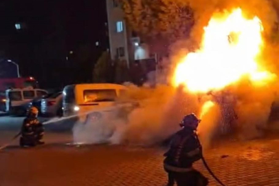 Park halindeki araç alev alev yandı