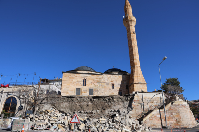 Tarihi caminin istinat duvarı çöktü