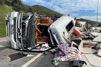TEM'de iki tır kazaya karıştı, trafik felç oldu