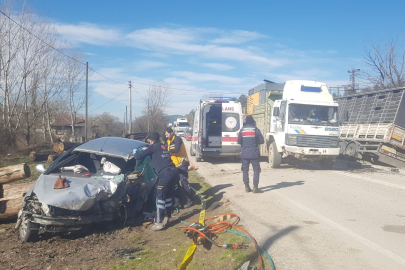 Tır ile kafa kafaya çarpışan otomobilin sürücüsü hayatını kaybetti