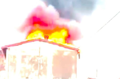 Başakşehir’de 3 katlı binanın çatısı alev alev yandı