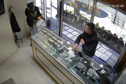 Bursa'daki kuyumcu soygunu güvenlik kamerasında