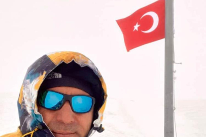 Uludağ’da donmuş Türk Bayrağını dağcılar değiştirdi