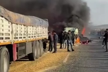 Aynı istikamette giden iki tır çarpıştı: 1 ölü, 1 yaralı