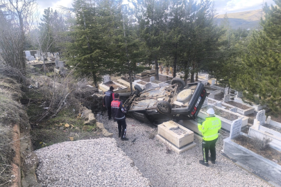 Otomobil mezarlığa uçtu: 2 yaralı