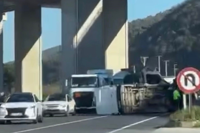 Bursa'da devrilen minibüs, yolun karşısına geçti