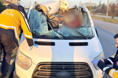 Kamyonet, beton köprü ayağı yüklü tıra çarptı: 1 ölü, 1 yaralı