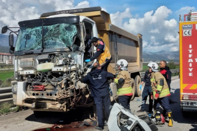 Tırla çarpışan kamyonun sürücüsü yaralandı
