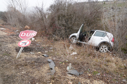 Virajı alamayan otomobil ağaçlara çarparak durabildi