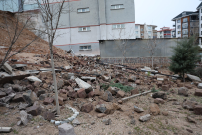 15 metre yüksekliğindeki istinat duvarı çöktü