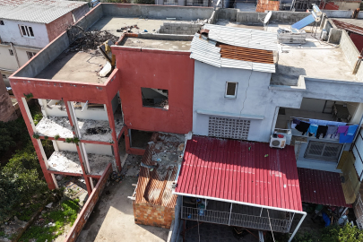 Ağır hasarlı bina yıkılmadı, 10 kişilik aile ölüm korkusuyla yaşıyor