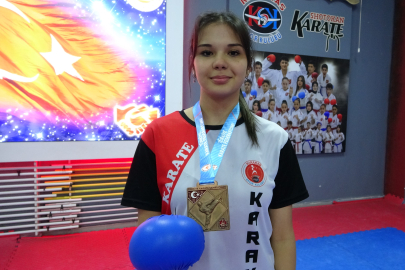 Babası 'kendini savunmayı öğren' dedi, o şampiyon oldu