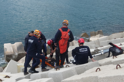 Balık tutmak için gittiği dalga kıranda düşerek mahsur kaldı