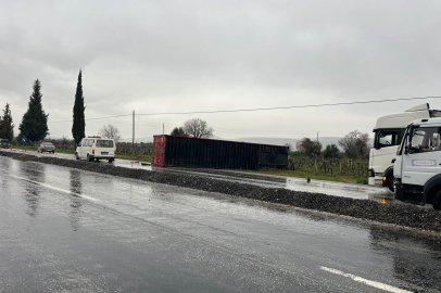 Kayganlaşan yolda tırın dorsesi yola savruldu