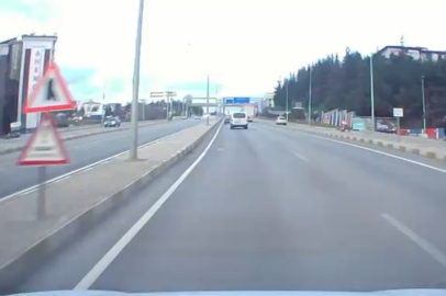 Motosiklete çarpmamak için direksiyonu kırdı, refüje çarptı