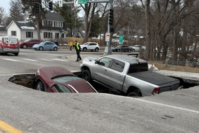 ABD'de iki araç, yolun aniden çökmesiyle çukura düştü