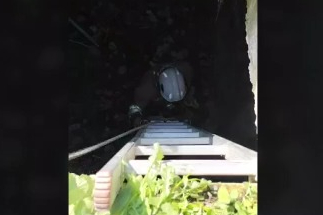 Atık su deposuna düşen kediyi kurtaran itfaiyeci, alkışlarla karşılandı