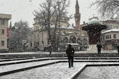 Bursa'da şehir merkezinde kar sürprizi...