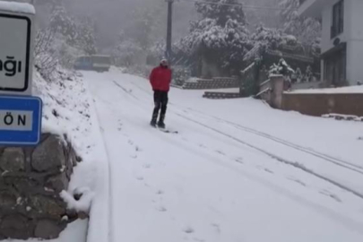 Bursa'da  şehir merkezinde kayak keyfi yaptı