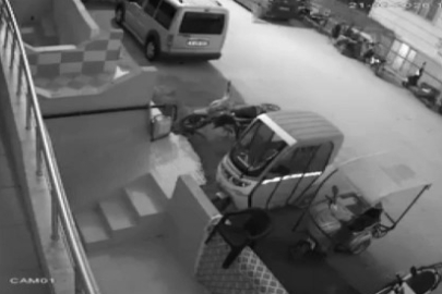 Elini kolunu sallayarak iftar saatinde motosiklet çalan şahıs kamerada