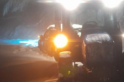 Karlı yolda mahsur kalan iki kişi kurtarıldı