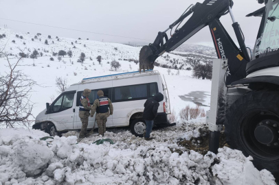 Şarampole sürüklenen minibüs, ekipler tarafından kurtarıldı