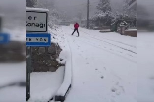 Bursa’da mahalle arasında kayak şovu