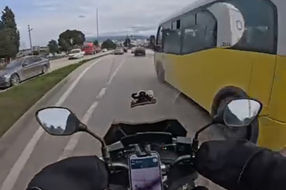 Bursa’da trafikte gerginlik: Otobüs motosikletlinin önüne kırdı