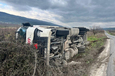 Feci kaza: TIR şarampole devrildi