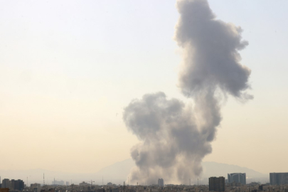 İsrail İran'a saldırı başlattı! Peş peşe patlama sesleri duyuldu