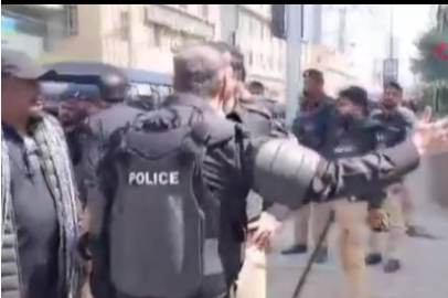 Pakistan'da ABD Büyükelçiliği önünde protesto: 8 ölü