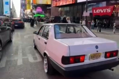 1995 model Tofaş "16" plakası ile New York sokaklarında