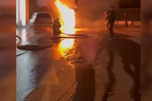 Alev alan elektrikli otomobil kullanılmaz hale geldi