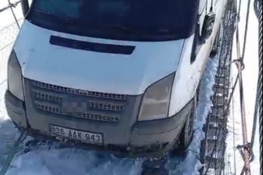 Asma köprüde minibüs mahsur kaldı