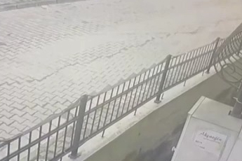 El frenini çekmeyi unuttuğu kamyonunu durdurmaya çalışırken aşağı düştü