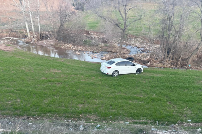 Otomobil tarlaya yuvarlandı: 2 yaralı