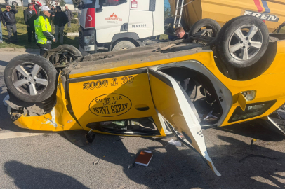 Taksi bariyerlere çarpıp takla attı: 2 yaralı