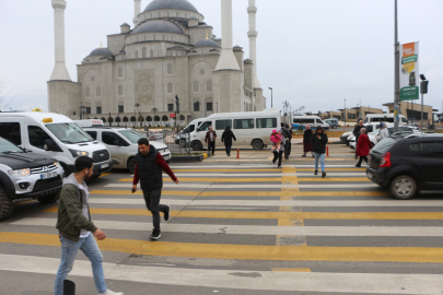 Üç şeritli yolda tehlikeli yaya geçidi korkutuyor