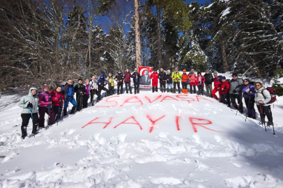 Uludağ'da karlara "savaşa hayır" yazdılar