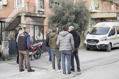 Yaşlı kadını altınları için darp edip, ağır yaraladılar